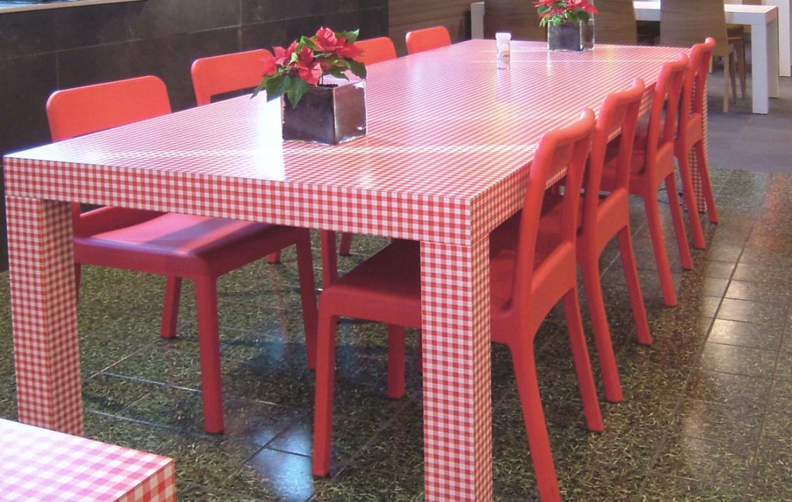 Inrichting bedrijfsrestaurant met maatwerk tafel en stoelen van Satelliet meubelen