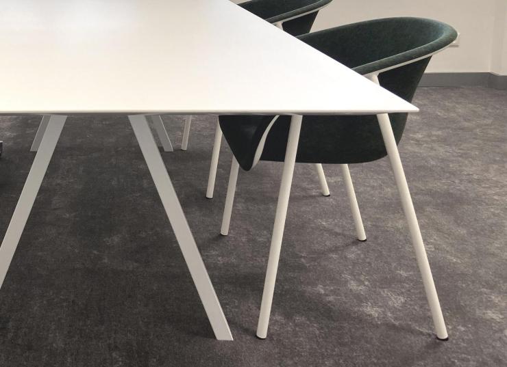 Kantoor metamorfose vergadertafel en bijpassende stoelen