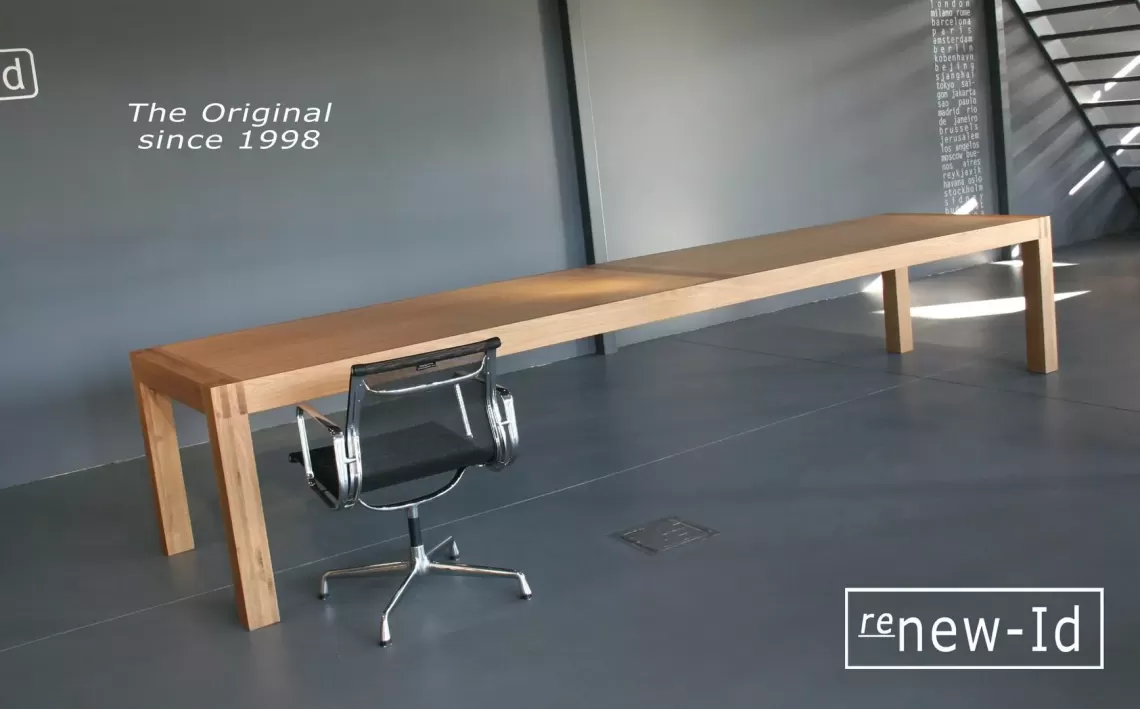 Moderne massief eiken vergadertafel met slisverbindingen, een design classic klassieker